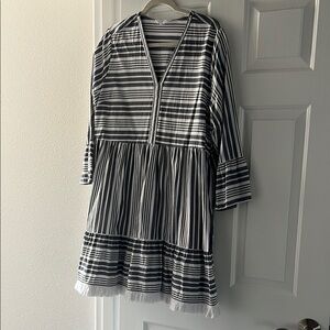 Time and Tru Black and White V-Neck Long Sleeve Sundress